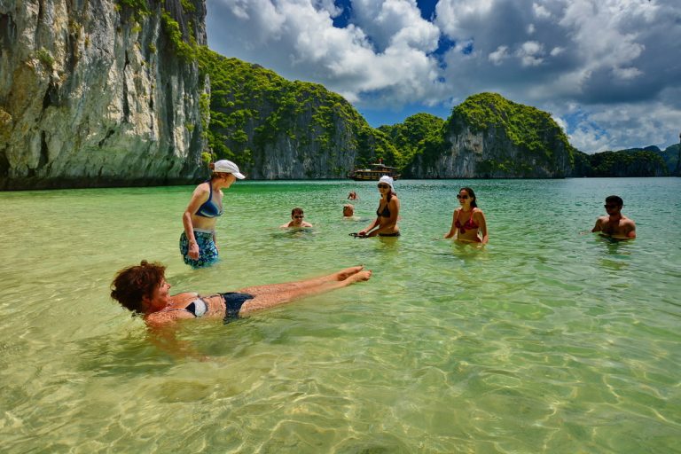 swim in Lan Ha Bay | Bãi biển Vịnh Lan Hạ